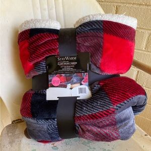 Cuddly Blanket with Foot Pocket